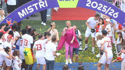 FOTO: Helena Vondráčková rozpálila fotbalisty a fanoušky v Edenu.