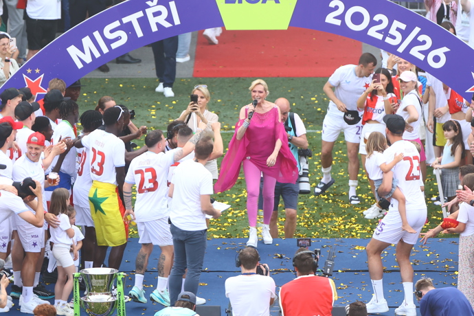 FOTO: Helena Vondráčková rozpálila fotbalisty a fanoušky v Edenu. – stránka 12