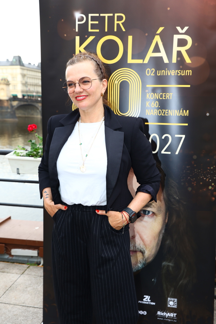 FOTO: Marta Jandová na křtu klipu Koláře a Jandy. – stránka 12