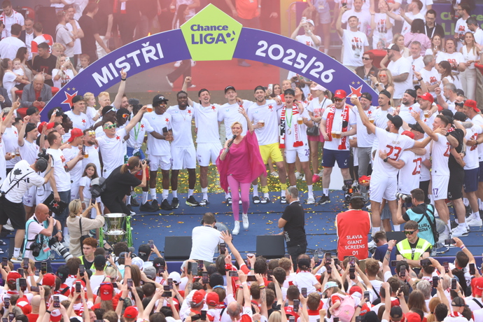 FOTO: Helena Vondráčková rozpálila fotbalisty a fanoušky v Edenu. – stránka 1