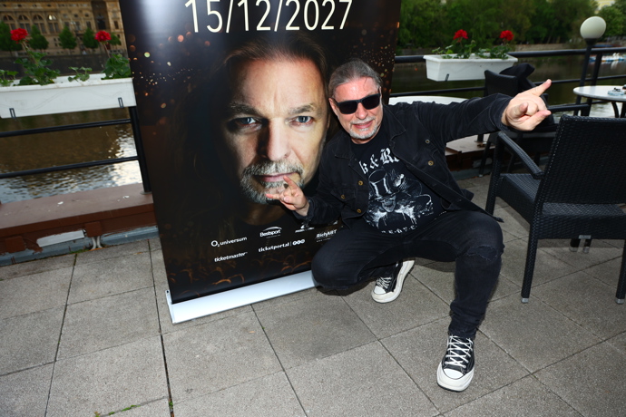 FOTO: Zpěvák Petr Kolář. – stránka 9