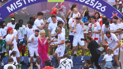 FOTO: Helena Vondráčková rozpálila fotbalisty a fanoušky v Edenu.