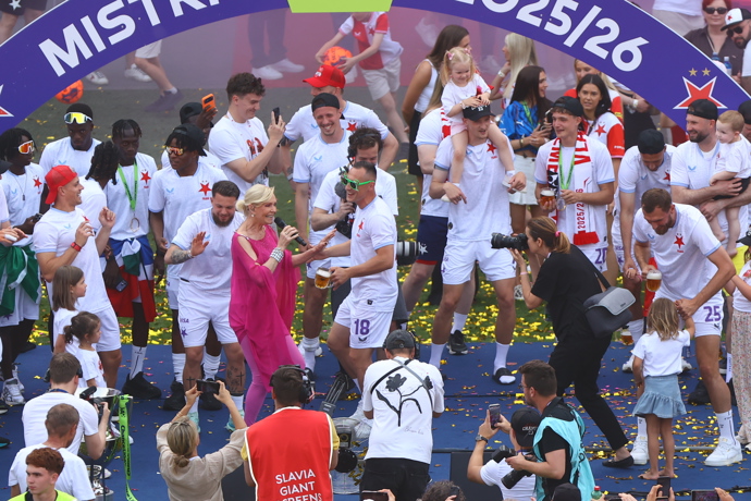 FOTO: Helena Vondráčková rozpálila fotbalisty a fanoušky v Edenu. – stránka 8