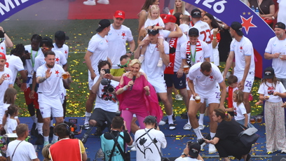 FOTO: Helena Vondráčková rozpálila fotbalisty a fanoušky v Edenu.