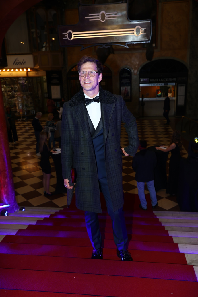FOTO: Igor Ozorovič dorazil jako elegán. – stránka 6