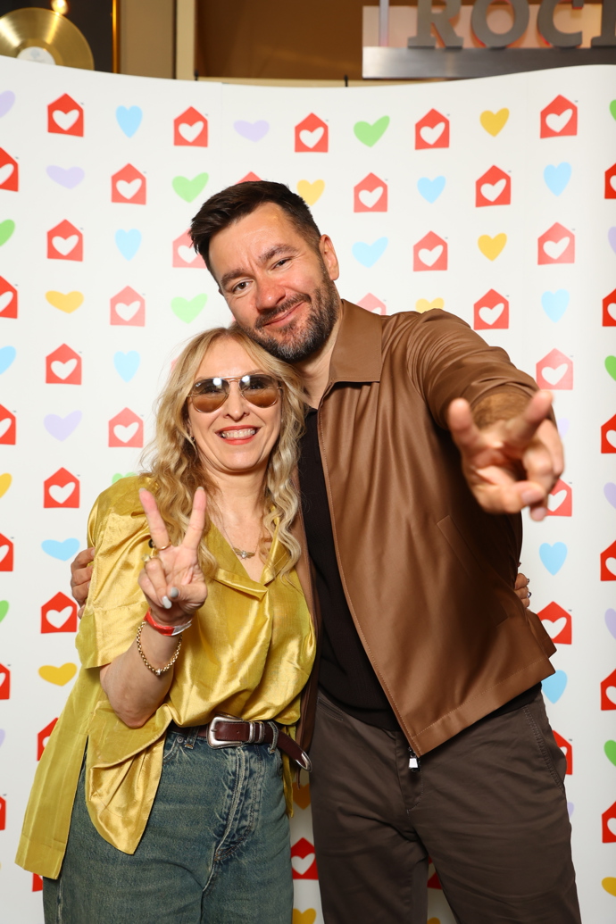 FOTO: Kateřina Žbirková a Marek Ztracený byli v dobré náladě. – stránka 40