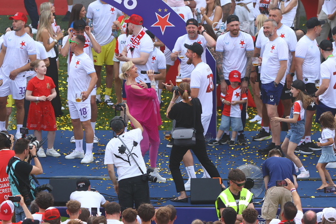 FOTO: Helena Vondráčková rozpálila fotbalisty a fanoušky v Edenu. – stránka 6