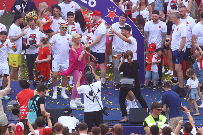 FOTO: Helena Vondráčková rozpálila fotbalisty a fanoušky v Edenu. – stránka 5
