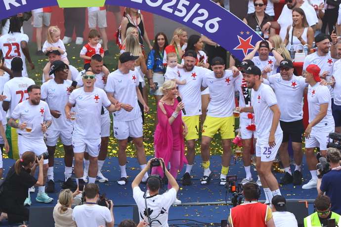 FOTO: Helena Vondráčková rozpálila fotbalisty a fanoušky v Edenu. – stránka 3