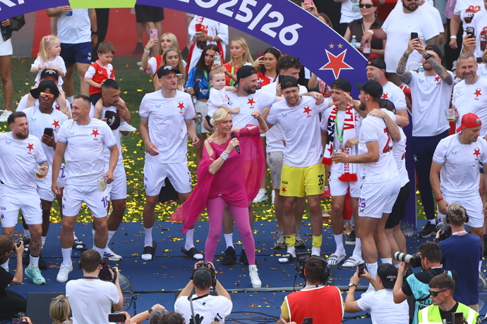 FOTO: Helena Vondráčková rozpálila fotbalisty a fanoušky v Edenu. – stránka 2