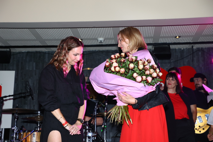 FOTO: Veronika Arichteva dostala pugéty květin. – stránka 27