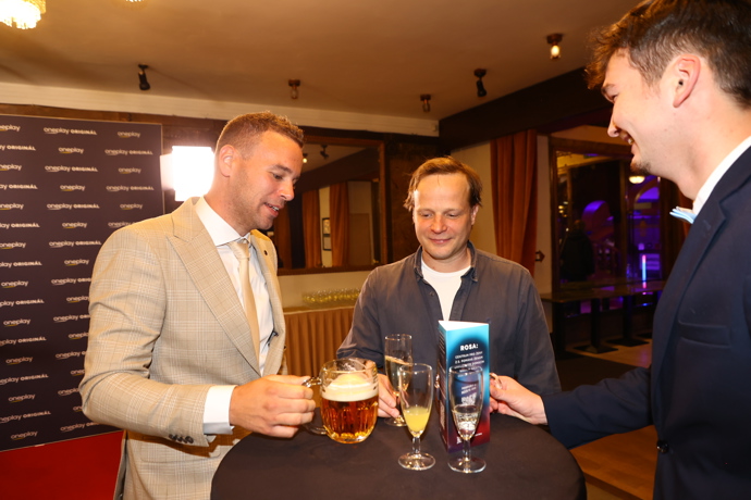 FOTO: Kryštof Hádek si užil sklenku vína. – stránka 20