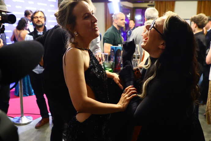 FOTO: Tereza Ramba a Ewa Farna se dobře bavily. – stránka 12