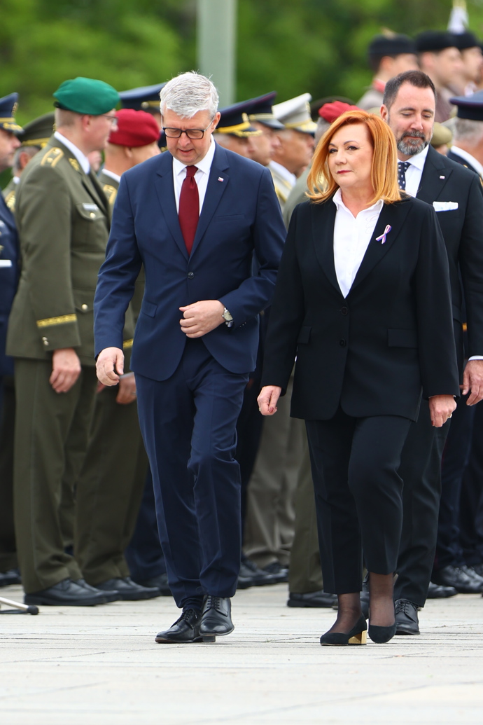 FOTO: Alena Schillerová v elegantním modelu. – stránka 4