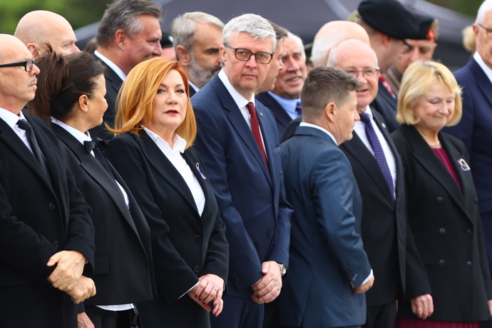 FOTO: Alena Schillerová vyčnívala. – stránka 20