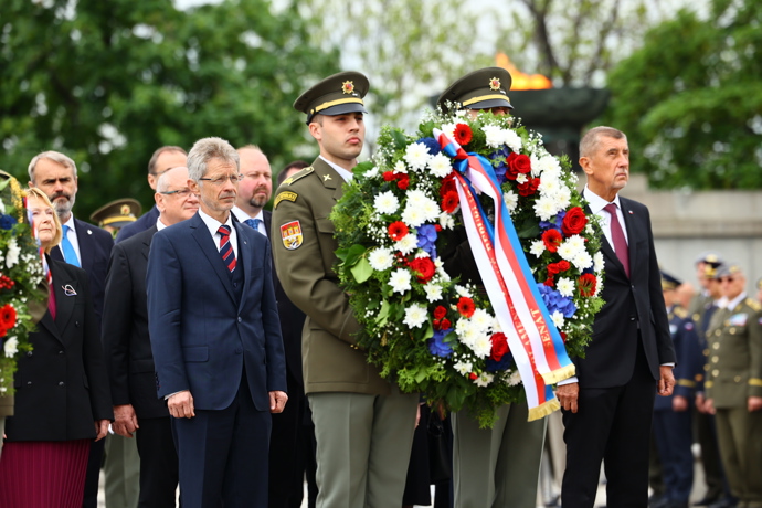 FOTO: Pokládání věnců na Vítkově. – stránka 8