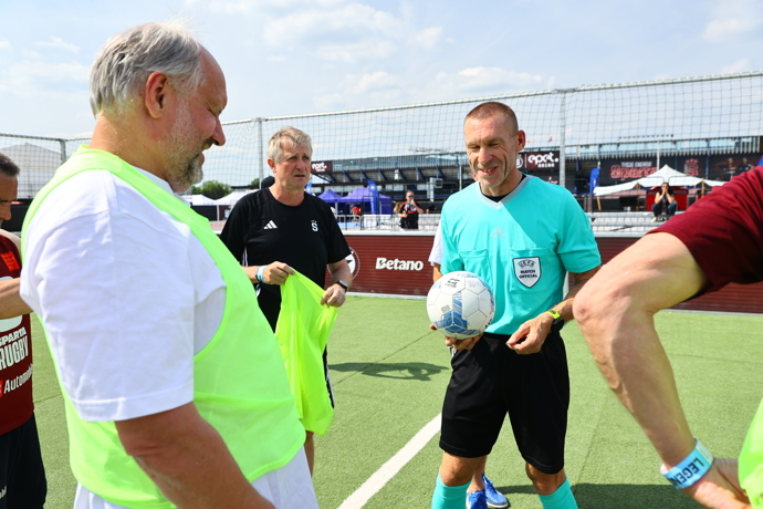 FOTO: Došlo i na fotbalové utkání. – stránka 10
