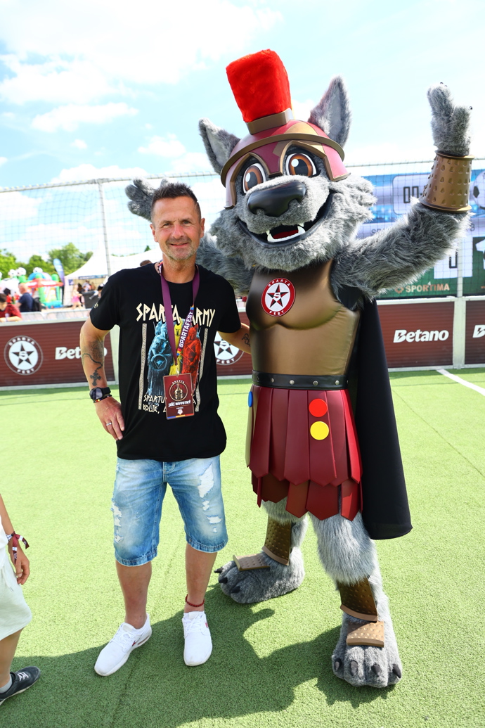 FOTO: Maskot nemohl chybět. – stránka 9