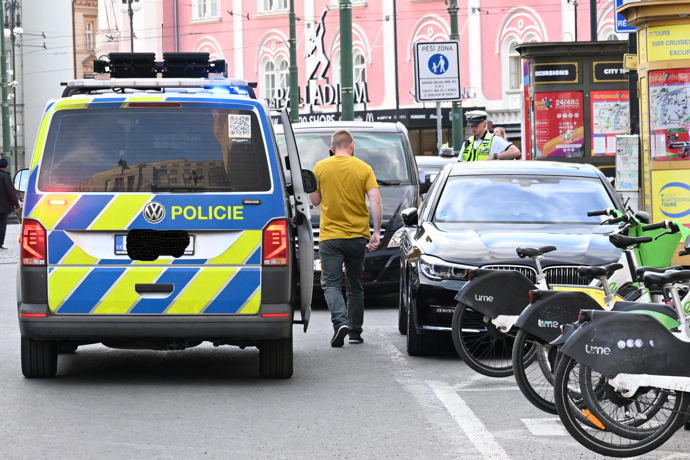 FOTO: Policie vyšetřovala nabourané auto Václava Klause. – stránka 2