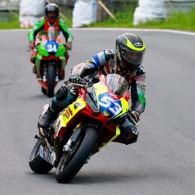 Veronika Hankocyová na motorce.