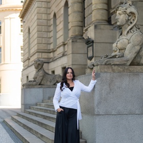 Jitka Čvančarová v modelech od návrhářky Martiny Pipkové Loudové.