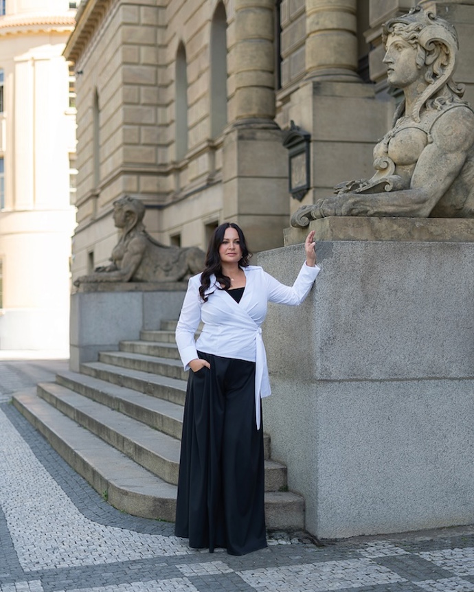 FOTO: Jitka Čvančarová v modelech od návrhářky Martiny Pipkové Loudové. – stránka 6