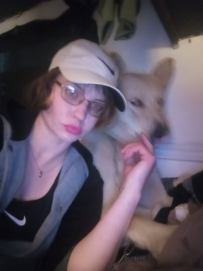 FOTO: Obklopená svými psi.