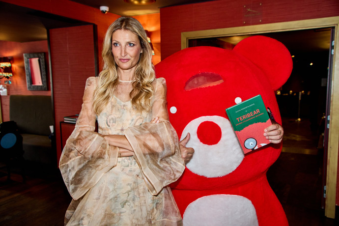 FOTO: Tereza Maxová a maskot Teribear – stránka 53