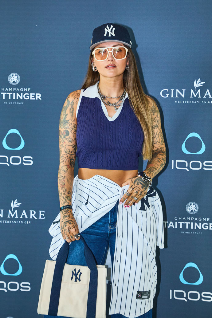 FOTO: Zpěvačka Sharota. – stránka 32