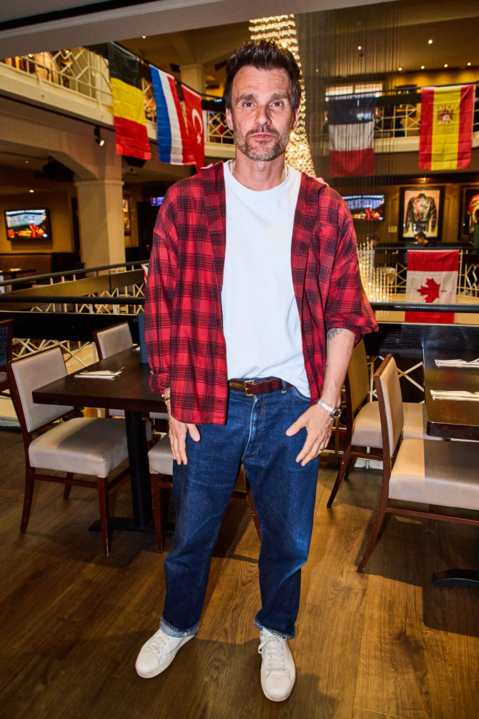 FOTO: Leoš Mareš přišel v ležérním stylu. – stránka 11