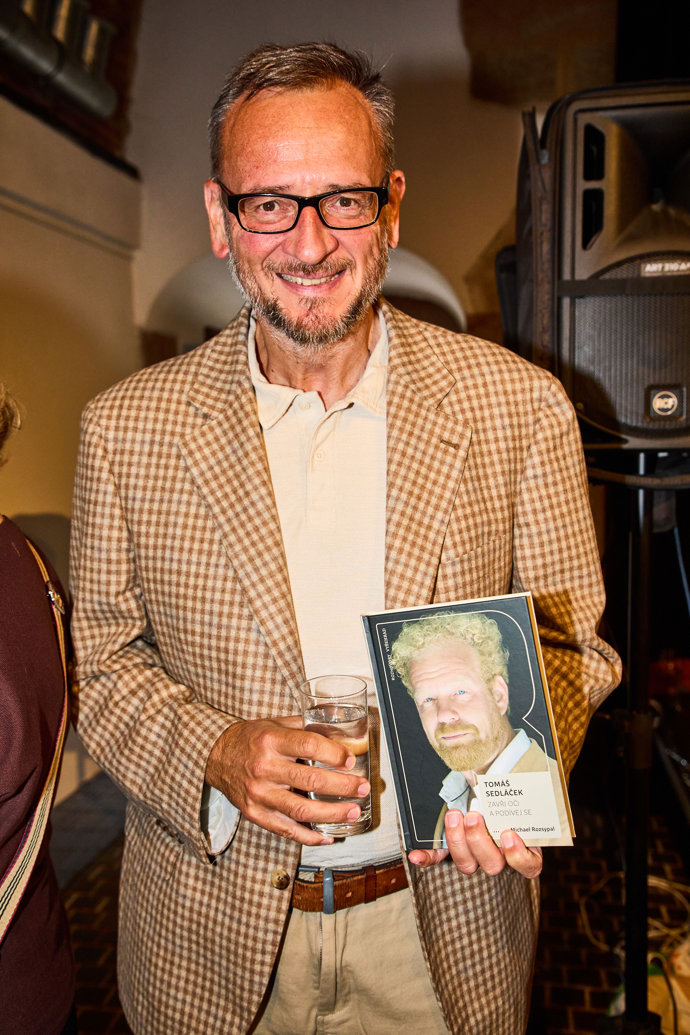 FOTO: Petr Nečas s novou knihou Tomáše Sedláčka. – stránka 3