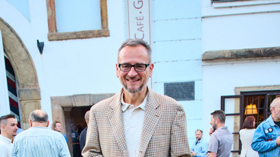 FOTO: Petr Nečas zapózoval s novou knihou Tomáše Sedláčka.
