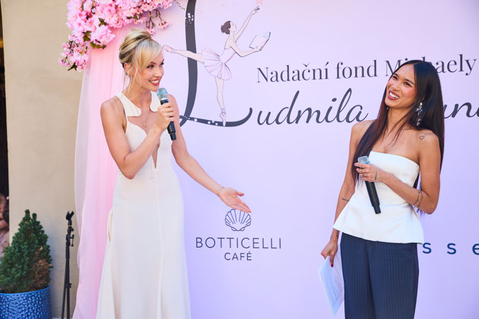 FOTO: Michaela Tomanová na podiu se Sarah Vu. – stránka 58