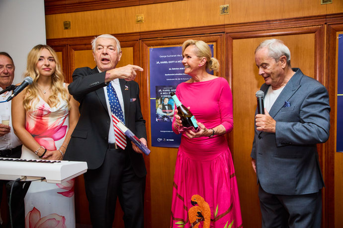 FOTO: Helena Vondráčková pokřtila knihu George Suchánka. – stránka 3