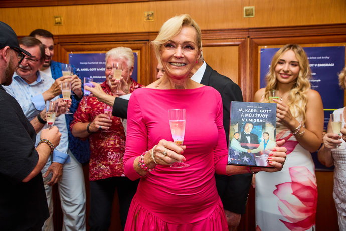 FOTO: Helena Vondráčková na křtu knihy George Suchánka. – stránka 2