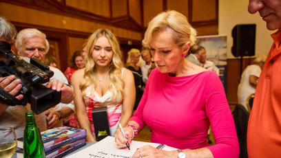 FOTO: Helena Vondráčková se podepisuje fanouškům.