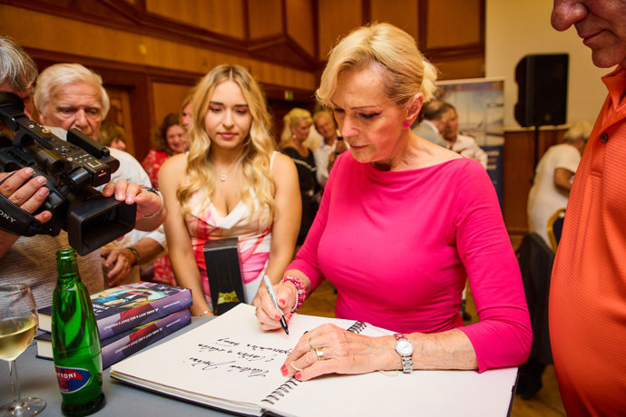 FOTO: Helena Vondráčková se podepisuje fanouškům.