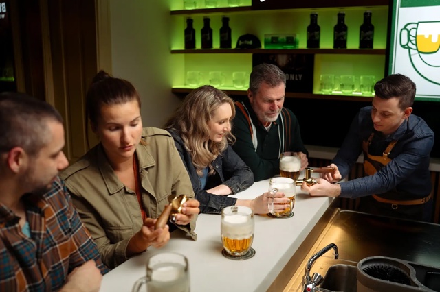 Na Den otců fotbal i pivo. Tatínci dostanou v Pilsner Urquell Experience krýgl zdarma