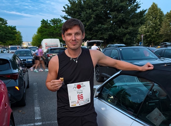 FOTO: S nulovým spánkem po třech koncertech doplňoval Pavel energii na brněnském parkovišti. – stránka 3