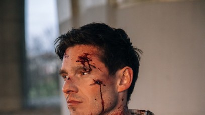 FOTO: Zpěvák si při natáčení novinky sáhl na absolutní dno svých hereckých limitů.