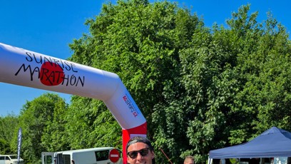 FOTO: Pavel Callta s medailí pod cílovou bránou Sunrise Marathonu, který startoval už před pátou ráno.