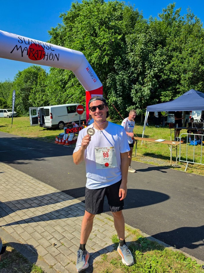 FOTO: Pavel Callta s medailí pod cílovou bránou Sunrise Marathonu, který startoval už před pátou ráno. – stránka 2