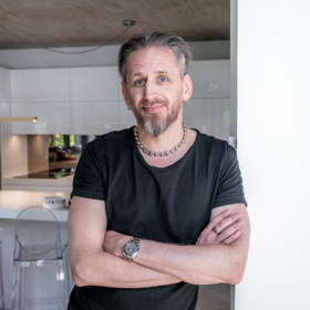 Tomáš Třeštík nás s pořadem Vítejte magazínu Lifee pozval do svého víkendového domu.