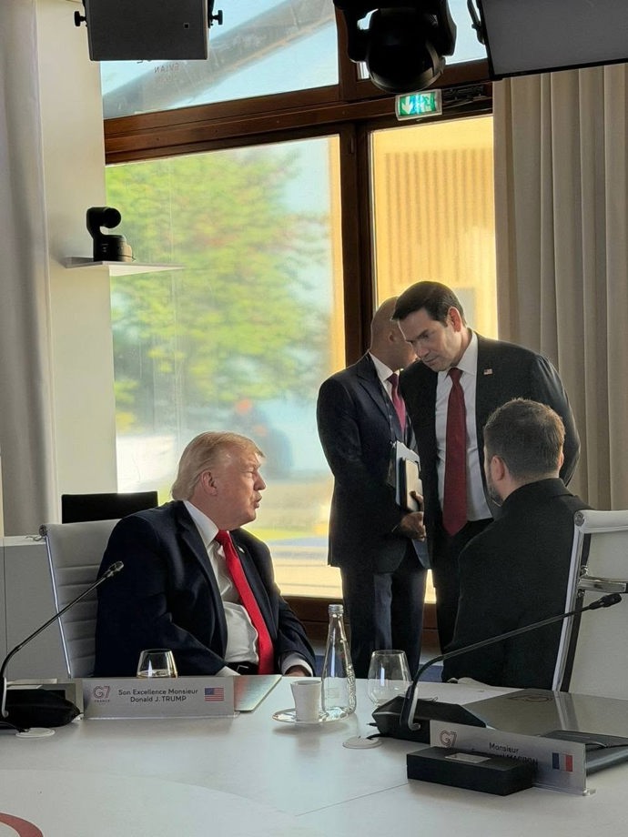 FOTO: Volodymyr Zelenskyj zažil během summitu G7 v Évianu velmi nepříjemný moment. Když se šel přivítat se svým americkým protějškem Donaldem Trumpem, šéf Bílého domu se k němu otočil zády. Později však spolu oba státníci vřele diskutovali. – stránka 1