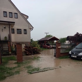 Přívalová voda proměnila příjezdové cesty i dvory u domů v neprůchodná jezera bahna.
