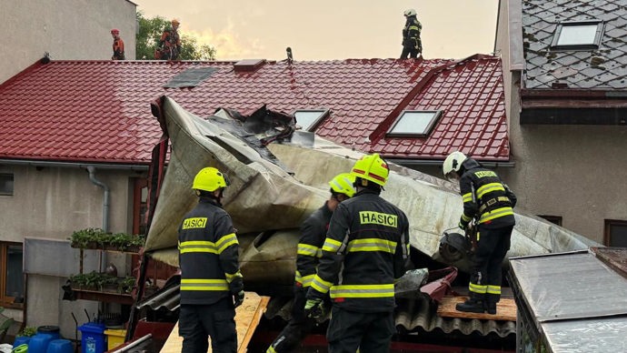 FOTO: Hasiči přímo na střeše bojují se srolovanými plechy, které utrhl silný vítr. – stránka 5