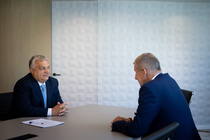 FOTO: Andrej Babiš se v Bruselu setkal také s bývalým maďarským premiérem Viktorem Orbánem. O setkání se však nikde nezmínil. – stránka 2