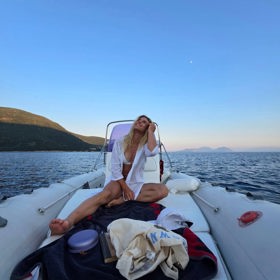 Ester Ledecká vyrazila na moře.