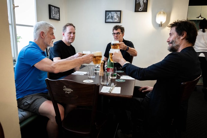 FOTO: Petr Pavel si dal s kapelou pivko. – stránka 3
