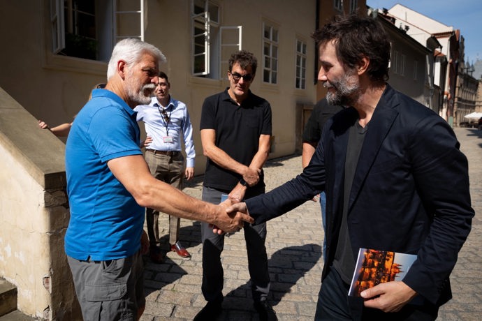 FOTO: Petr Pavel na Pražském hradě přivítal kapelu Dogstar v čele s Keanu Reevesem. – stránka 1